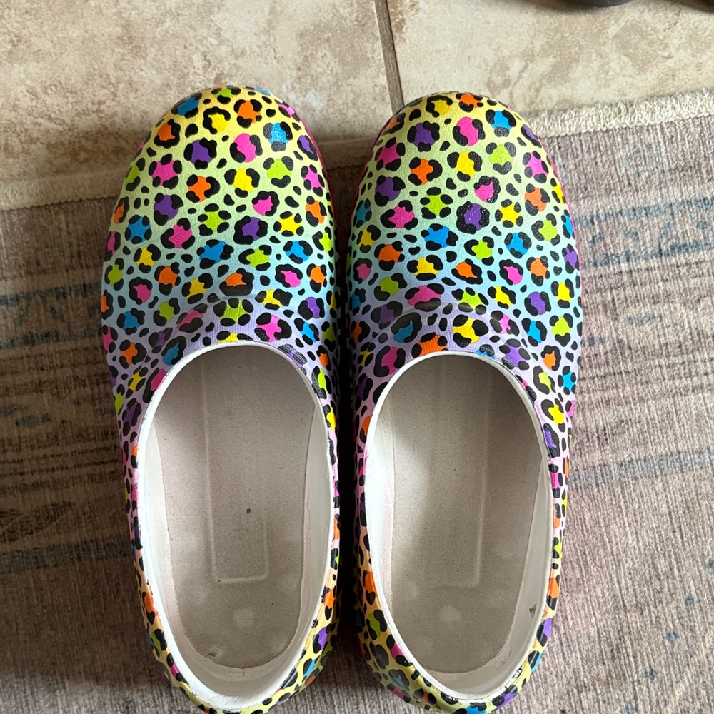 Crocs Lisa frank clogs size 7-like new
